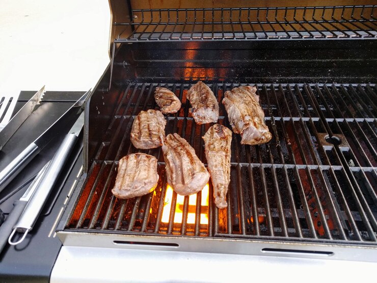 Photo close-up of meat on barbecue grill