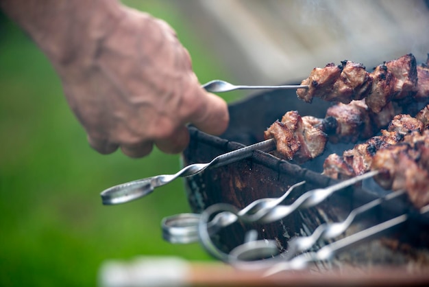 Photo close-up of meat on barbecue grill