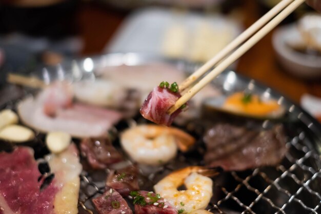 Foto prossimo piano della carne sulla griglia da barbecue