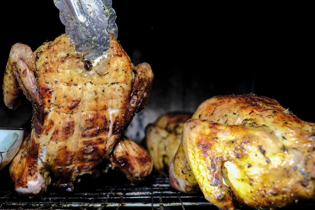 Photo close-up of meat on barbecue grill