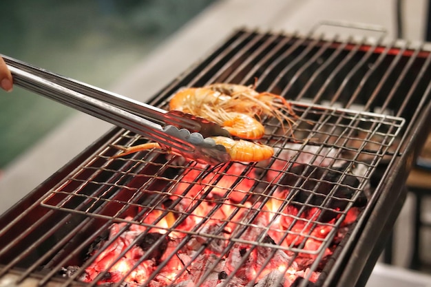 Foto prossimo piano della carne sulla griglia da barbecue