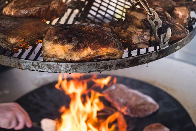 Foto prossimo piano della carne sulla griglia da barbecue