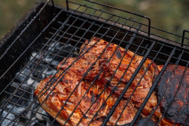 Foto prossimo piano della carne sulla griglia da barbecue