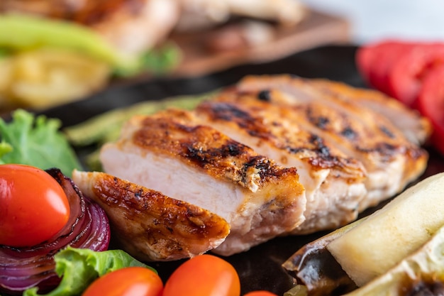 Foto prossimo piano della carne sulla griglia da barbecue