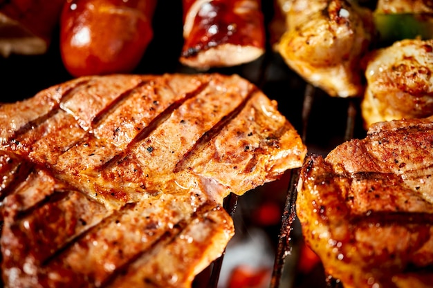 Foto prossimo piano della carne sulla griglia da barbecue