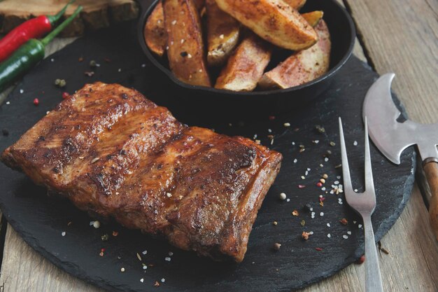 Photo close-up of meat on barbecue grill