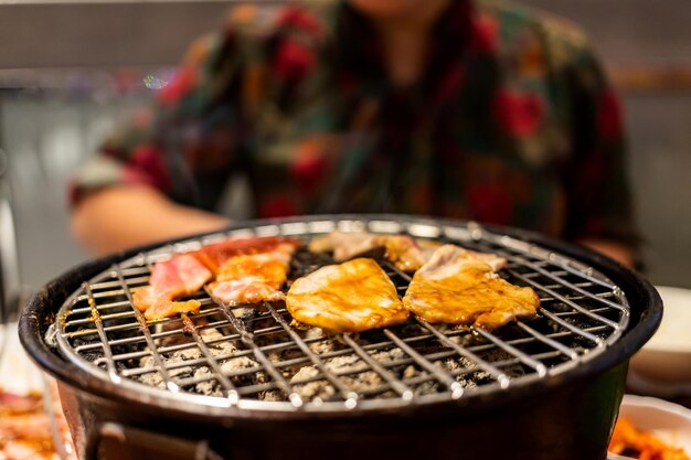 Foto prossimo piano della carne sulla griglia da barbecue