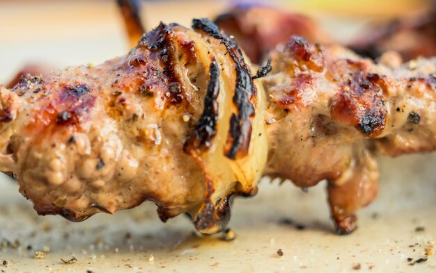 Photo close-up of meat on barbecue grill