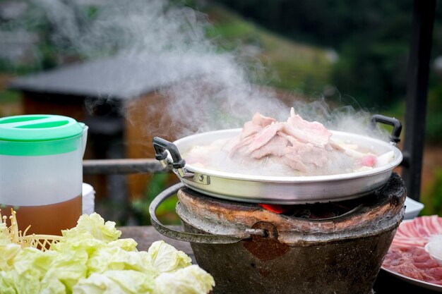 Foto close-up di carne alla griglia al barbecue