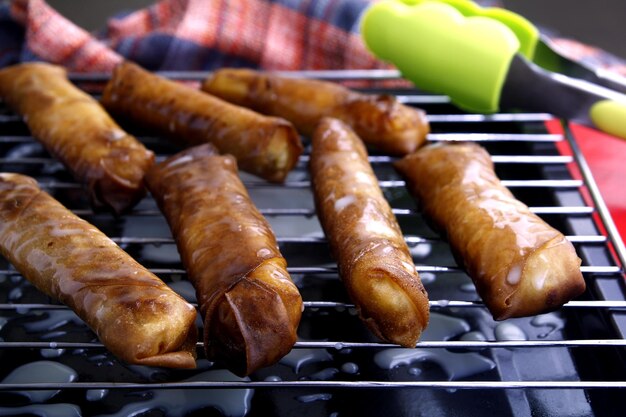 Foto close-up di carne alla griglia al barbecue