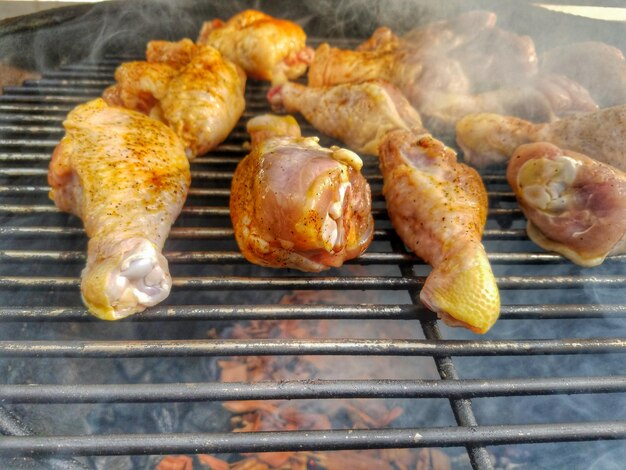 Photo close-up of meat on barbecue grill