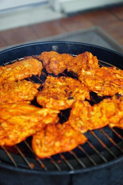 Photo close-up of meat on barbecue grill