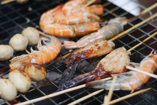 Photo close-up of meat on barbecue grill