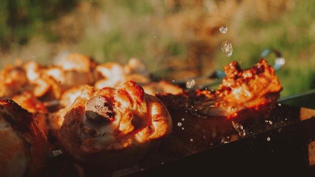 Foto prossimo piano della carne sulla griglia da barbecue