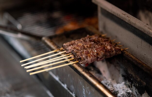 Foto prossimo piano della carne sulla griglia da barbecue