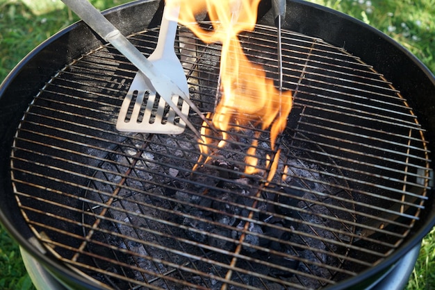 Foto prossimo piano della carne sulla griglia da barbecue