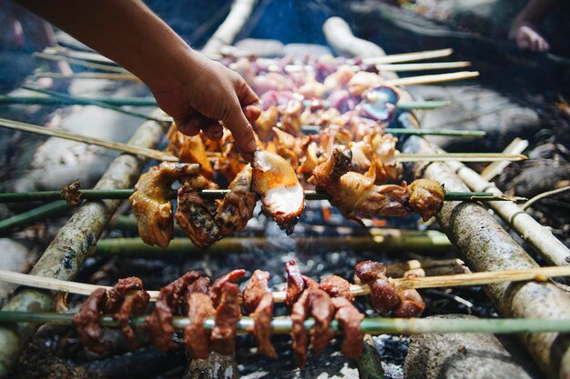 Photo close-up of meat on barbecue grill