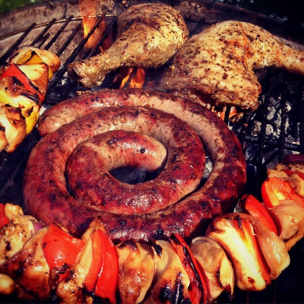 Foto prossimo piano della carne sulla griglia da barbecue