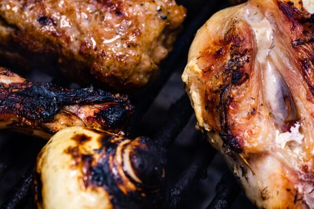 Photo close-up of meat on barbecue grill