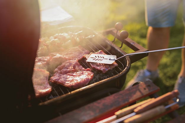 バーベキューグリルで肉のクローズアップ。