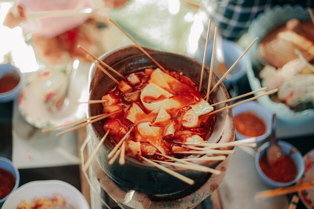 Foto prossimo piano della carne nel contenitore sul tavolo