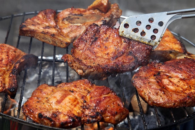 Photo close-up of meat cooking on barbecue grill