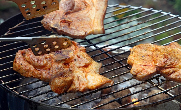 Foto close-up della cottura della carne sulla griglia del barbecue