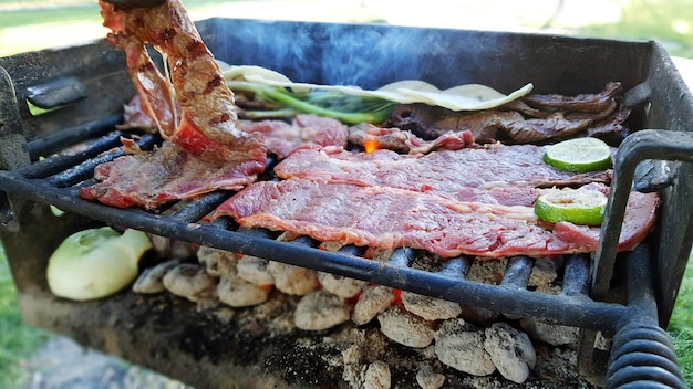 裏庭のバーベキューグリルで肉を調理するクローズアップ
