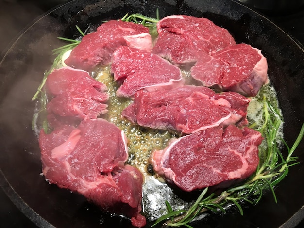 <unk> 에 고기 를 조리 하는 클로즈업
