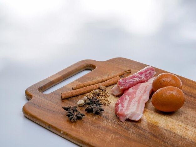 Foto prossimo piano della carne sul tavolo da taglio