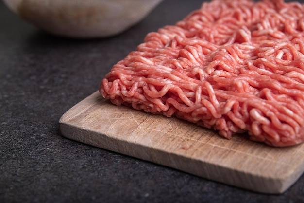 Photo close-up of meat on cutting board