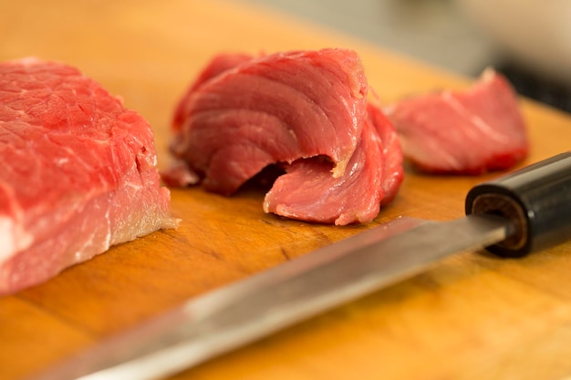 Foto prossimo piano della carne sul tavolo da taglio