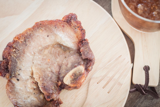 Foto prossimo piano della carne sul tavolo da taglio