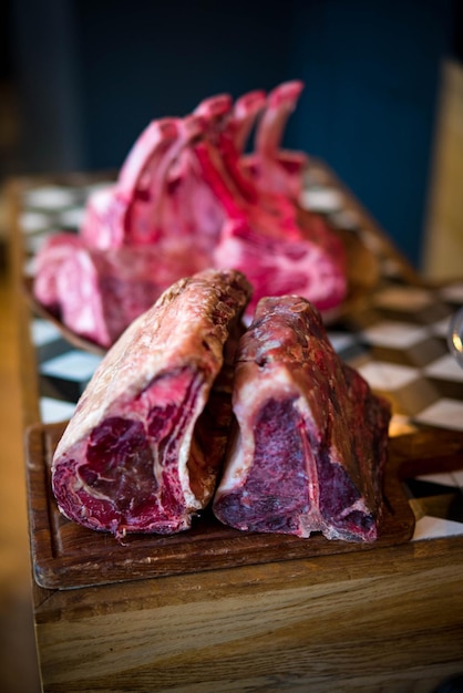 Foto prossimo piano della carne sul tavolo da taglio