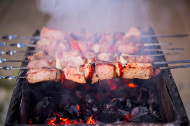 Photo close-up of meat grilling on barbecue