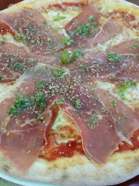 Foto close-up di una pizza di carne