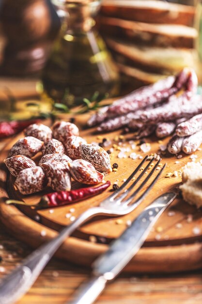 Foto prossimo piano di carne in piatto su tavola