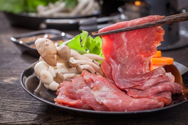 テーブルの上の皿の肉のクローズアップ