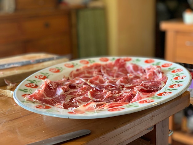 Крупный план мяса на тарелке на столе