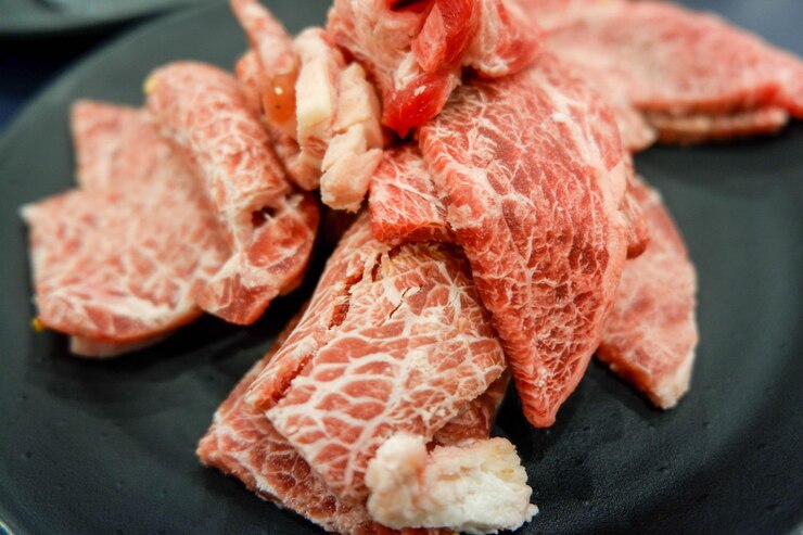Photo 皿の中の肉のクローズアップ