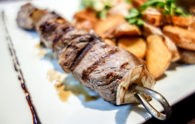 Крупный план мяса, подаваемого на тарелке