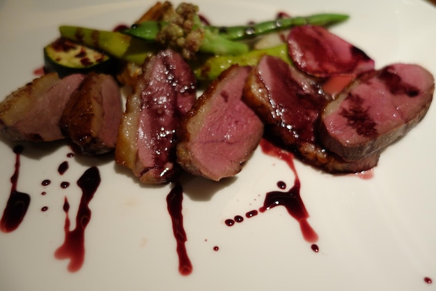 Photo close-up of meat served in plate