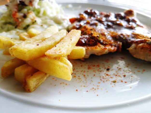 Foto prossimo piano della carne servita in piatto