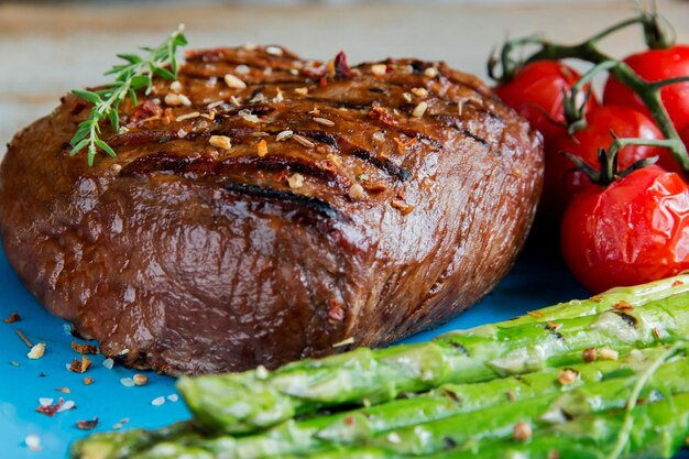 Foto prossimo piano della carne servita a tavola