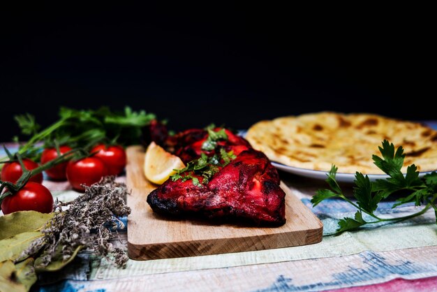 Foto prossimo piano della carne sulla tavola su uno sfondo nero