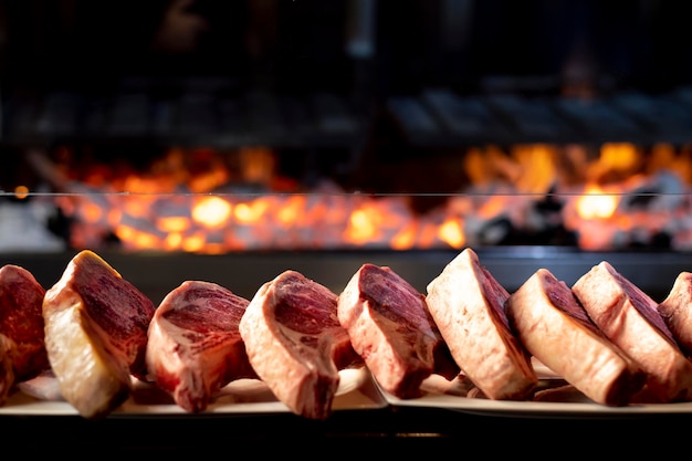 Photo close-up of meat on table by barbecue grill