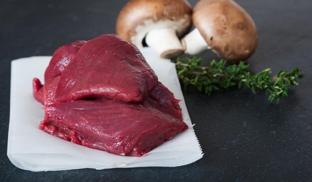 Photo close-up of meat on table