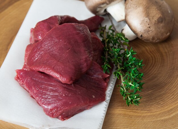 Photo close-up of meat on table