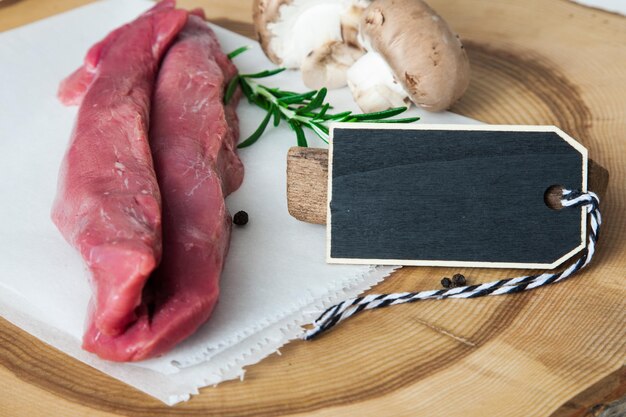 Photo close-up of meat on table