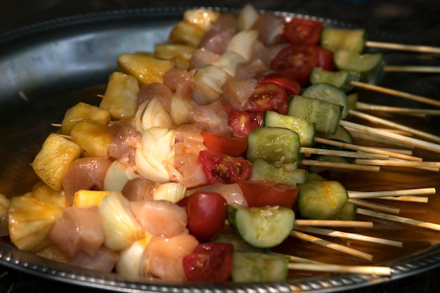 Photo close-up of meat and vegetables on barbecue grill